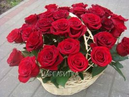корзинка с красными розами